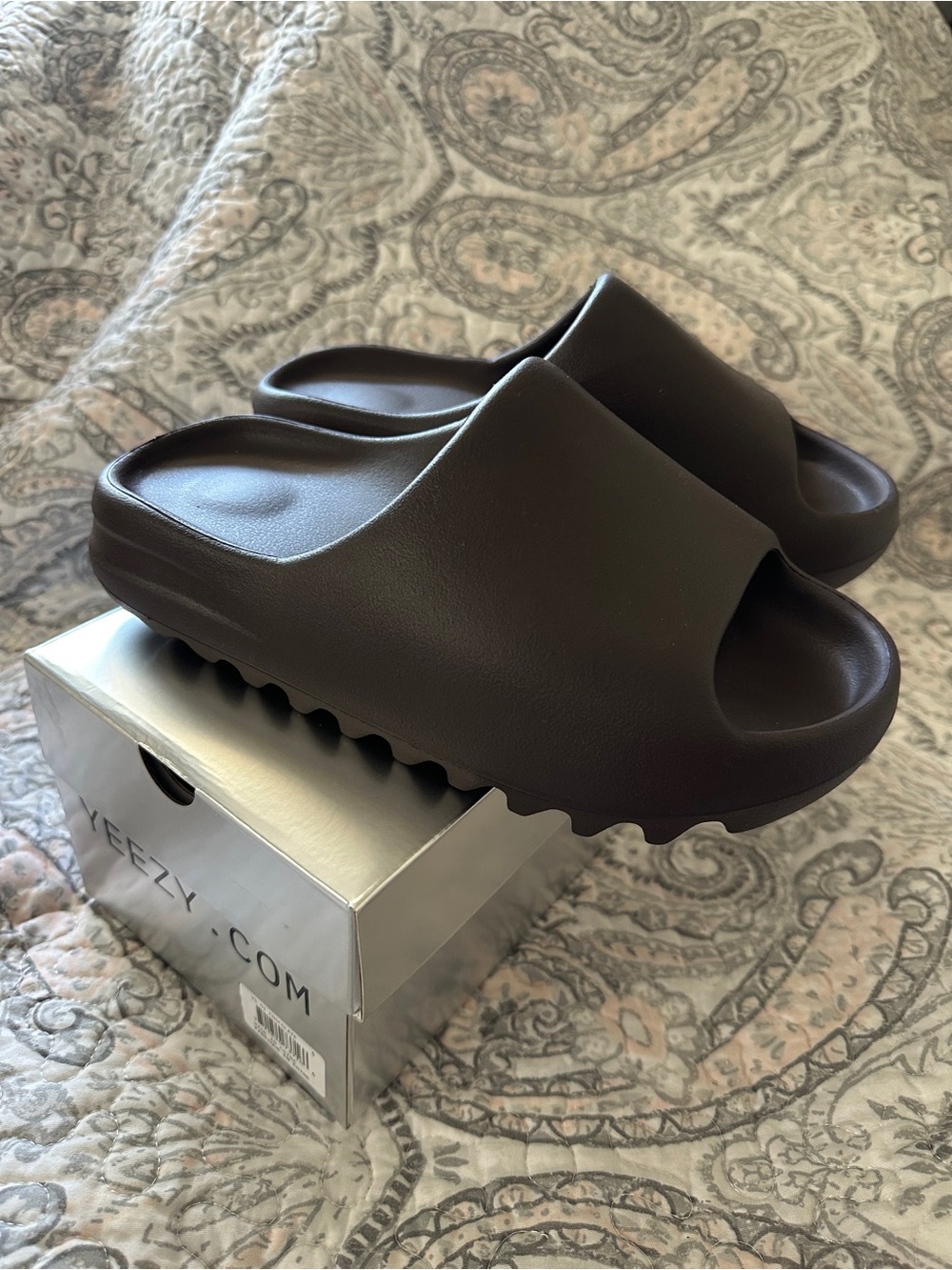 NWB: Yeezy Boys Size 5/ WMS 7 Slide Sandals in Chocolate